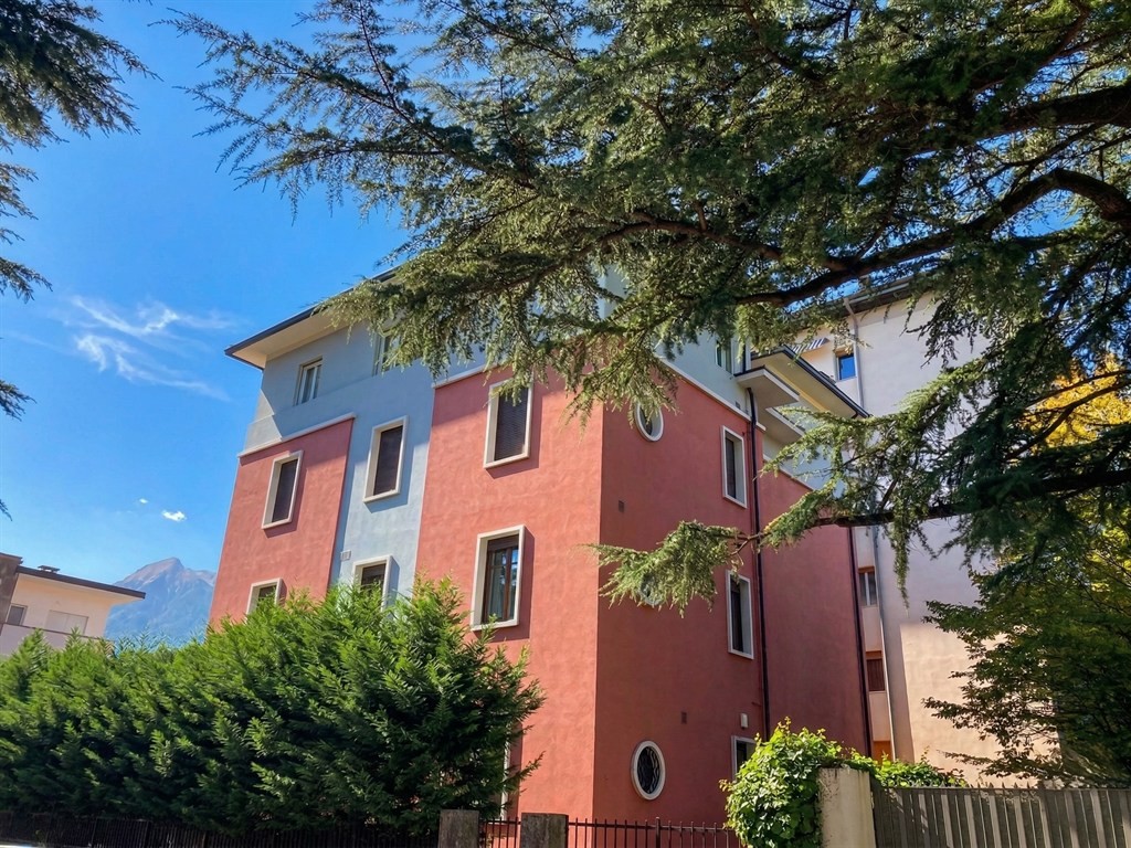 Bolghera 180 mq cantina 2 posti auto termoaut.